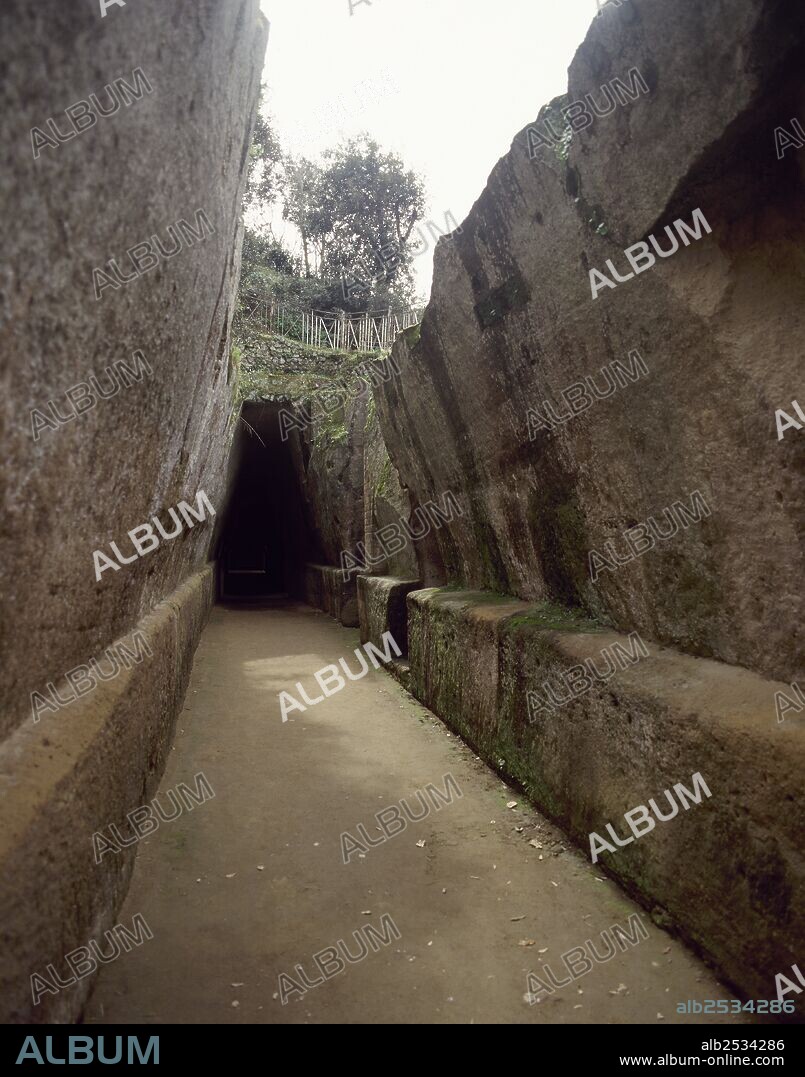 MAGNA GRECIA. ANTRO DE LA SIBILA CUMANA. Santuario excavado en los siglos VI-IV o (III) a. C. En él la más famosa de las Sibilas, personificación de la adivinación y sacerdotisa de Apolo, profetizaba. Vaticinó el oráculo a Eneas y al rey Tarquinio. Vista general de la GALERIA o "DROMOS" de sección trapezoidal, de 131,50 m. de longitud. CUMAS. La Campania. ITALIA.