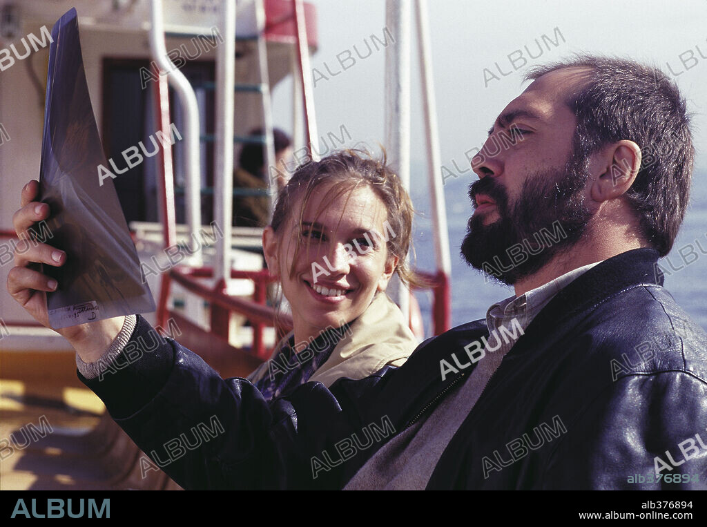 JAVIER BARDEM y LAURA DOMINGUEZ en LOS LUNES AL SOL, 2002, dirigida por FERNANDO LEON DE ARANOA. Copyright ELIAS QUEREJETA PC/MEDIAPRO.