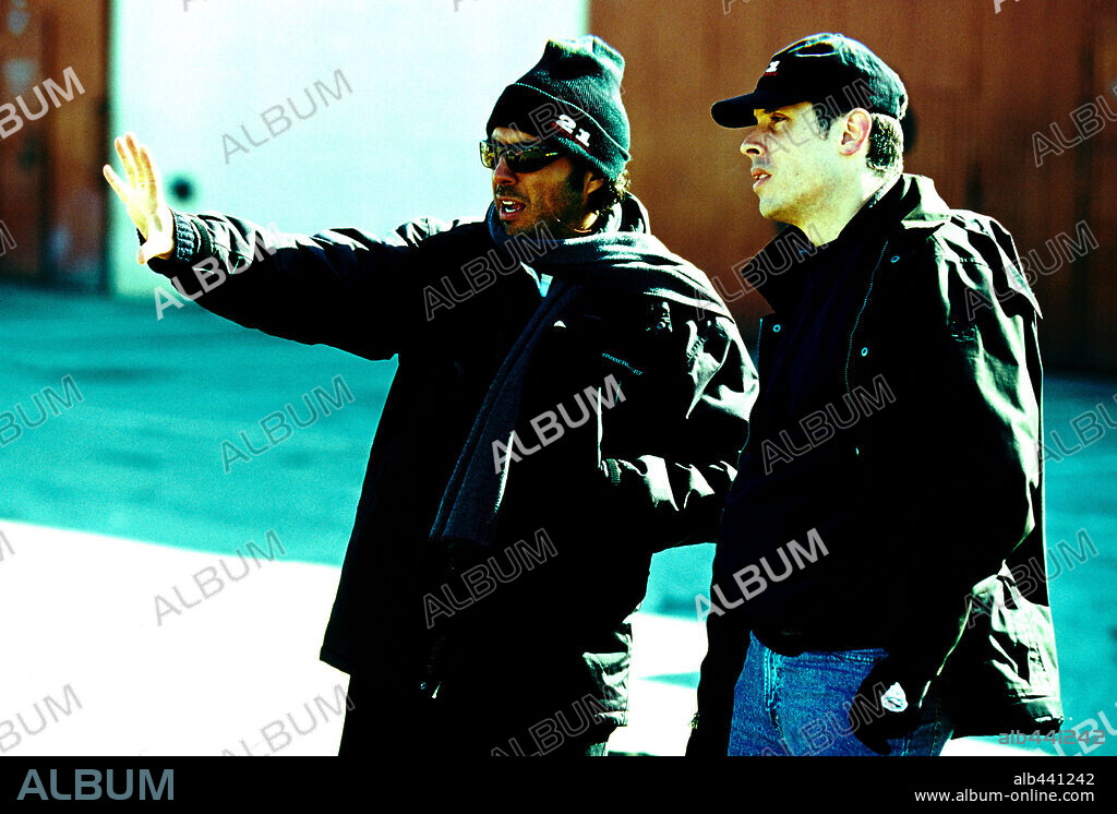 ALEJANDRO GONZALEZ IÑARRITU y RODRIGO PRIETO en 21 GRAMOS, 2003 (21 GRAMS), dirigida por ALEJANDRO GONZALEZ IÑARRITU. Copyright FOCUS FILMS INC. / SHELDON, JIM.