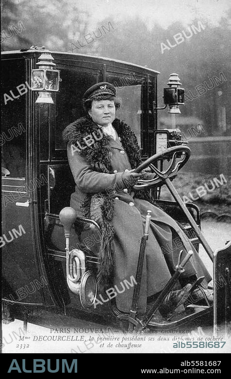 Transports:. Automobile / Taxi. "PARIS NOUVEAU-LES FEMMES CHAUFFEUR. Mme. DECOURCELLE, la première possédant ses deux diplômes de cochère et de chauffeuse". Carte postale, vers 1900. Paris, coll. particulière. Paris, Collection particulière.