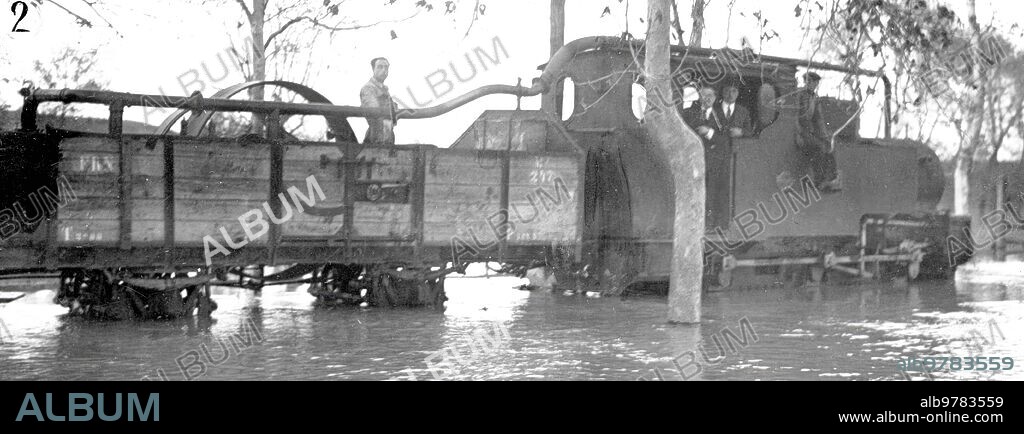 Diciembre 1923. Progresos de la locomoción en los Estados Unidos y en Italia.
 2. El tren anfibio que Puede caminar por Terrenos Inundados en que Alcancen las Aguas metro y medio de altura Es invención de un técnico Romano, que Utiliza el comprimido como fuerza Motriz.
(foto Ortiz y Porry Pastorel).