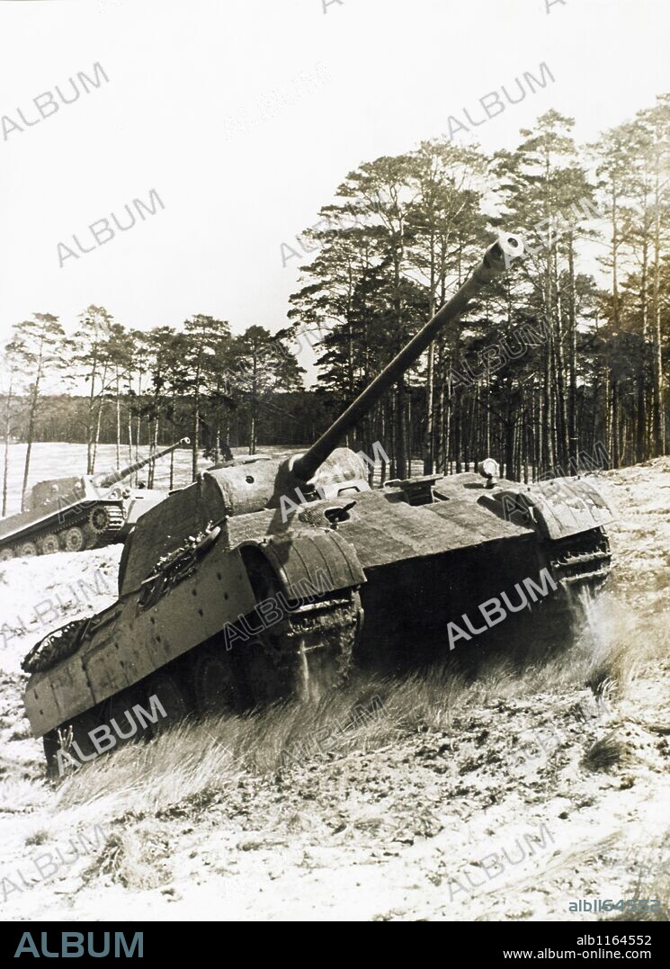El nuevo tanque alemán "Panther" reune las condiciones combativas del famoso tanque "El Tigre", y es más rápido en el fuego y en los movimientos.