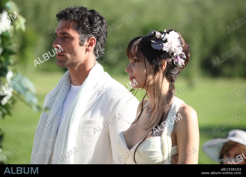 MICHELA QUATTROCIOCCHE and RAOUL BOVA in SCUSA MA TI VOGLIO SPOSARE, 2010, directed by FEDERICO MOCCIA. Copyright MEDUSA FILM/ARELLA FILM.