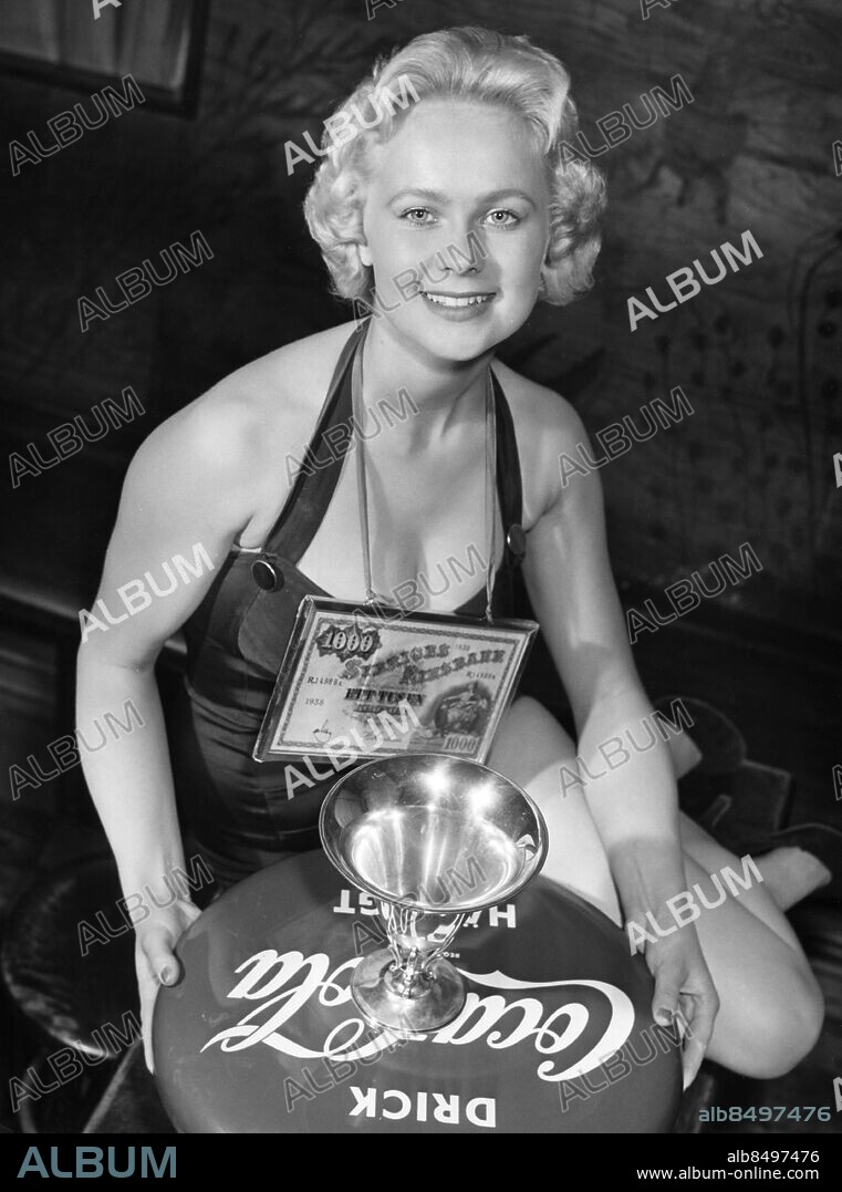 ARKIV STOCKHOLM 19570411.. Lena Dahlman, damfrisörska och skådespelerska, har blivit utsedd till Nalens tusensköna 1957.. Foto: J E Mattsson / AB Text & Bilder / SVT / Kod: 5600. Mapp: Dahlman, Lena. Leende Pokaler Skönhetstävlingar.