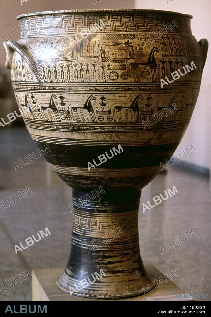 ARTE GRIEGO. PERIODO GEOMETRICO RECIENTE (750-735 aC). GRECIA. GRAN CRATERA DEL CERAMICO. Decorada con temas de la "próthesis" o exposición del difunto, colocado sobre un carro junto al desfile de los guerreros, montados en bigas. Procede de la Necrópolis del Cerámico. Museo Arqueológico Nacional. Atenas. Grecia.