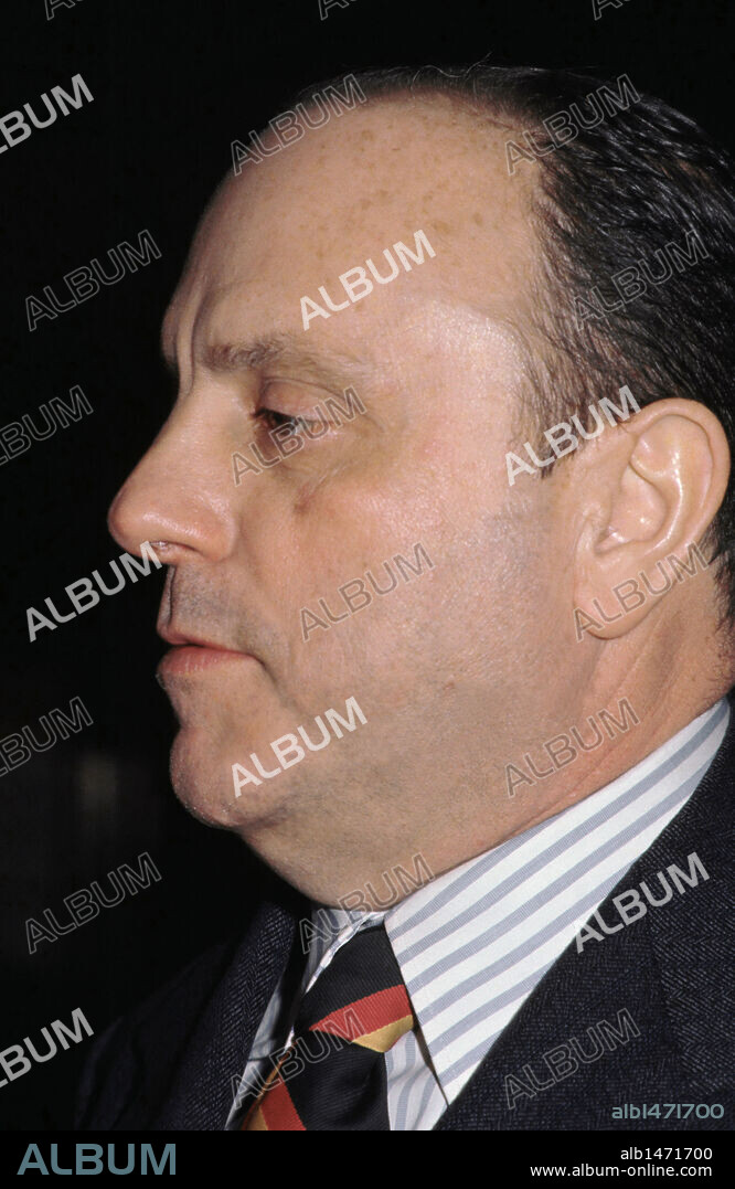 FRAGA IRIBARNE, Manuel (1922-2012). Político español. Ministro de Información y Turismo (1962-69). Militante del Partido Popular y presidente de la Xunta de Galicia con posterioridad.