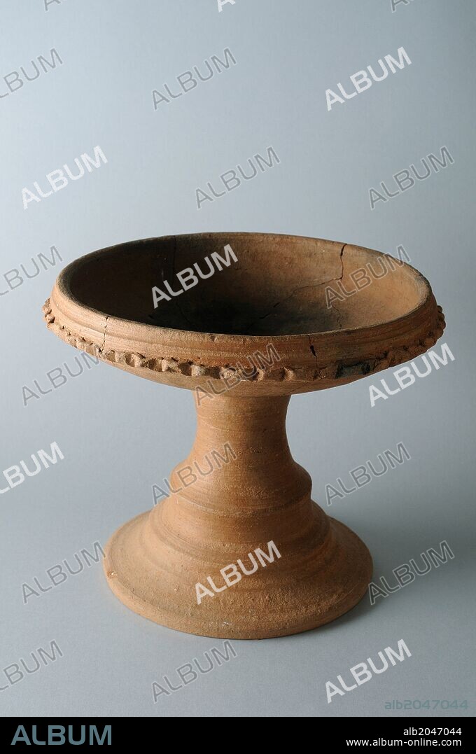 Pebetero de ceramica ( Thymaterium ) utilizado para quemar perfumes de forma ritual . Diámetro 21, 5 cm Alto 16 , 5 cm ( Siglo IV d. C )  Epoca romana procedente del Yacimiento arqueológico de Complutum en Alcalá de Henares ( Madrid ). ESPAÑA .