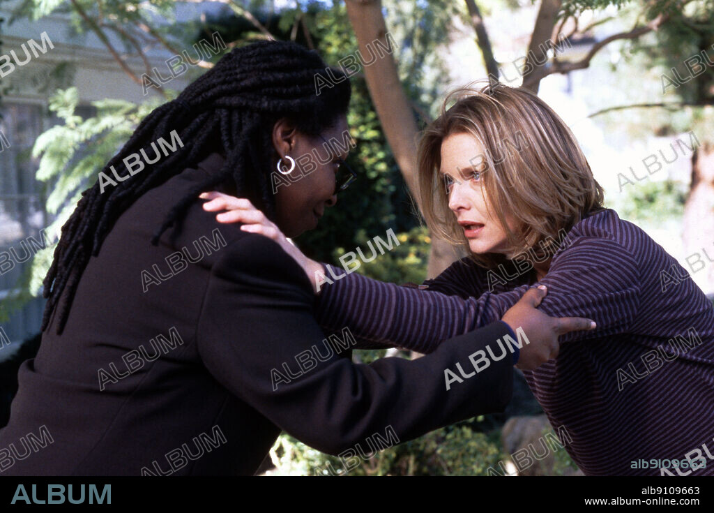 MICHELLE PFEIFFER and WHOOPI GOLDBERG in THE DEEP END OF THE OCEAN, 1999, directed by ULU GROSBARD. Copyright MANDALAY ENTERTAIMENT.