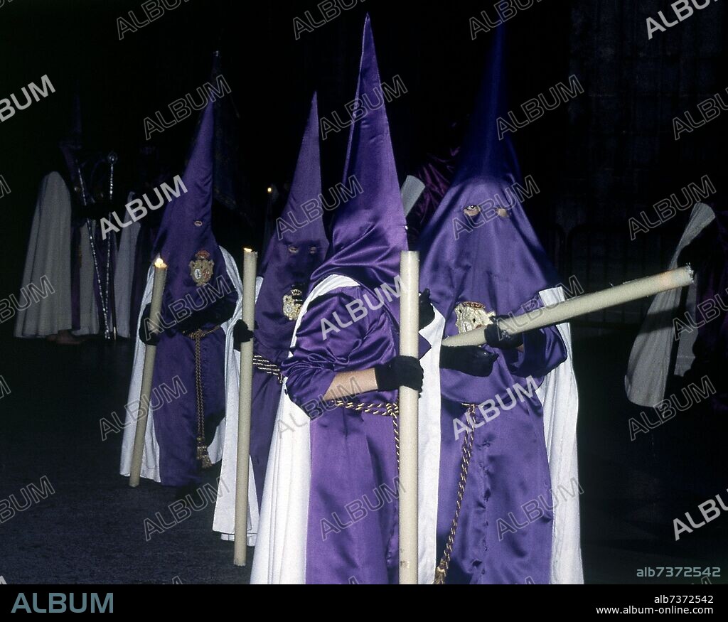 COFRADIA DE LAS CIGARRERAS-DESFILE DE LOS HERMANOS COFRADES.