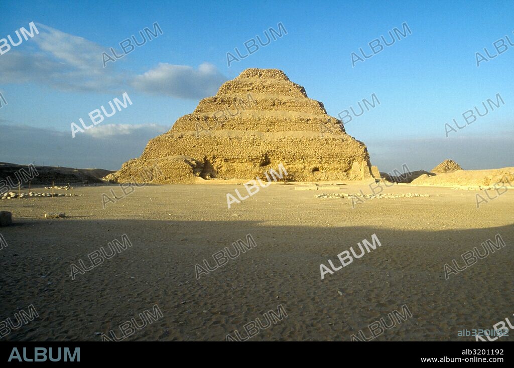 La pirámide de Zoser es la tumba, o cenotafio, del faraón Zoser (Necherjet Dyeser) de la III Dinastía del Egipto (c. 2650 a. C.). Denominada antiguamente Dyeser Deyeseru "la más Sagrada", se conoce actualmente como la pirámide escalonada y según Manetón fue edificada por Imhotep.