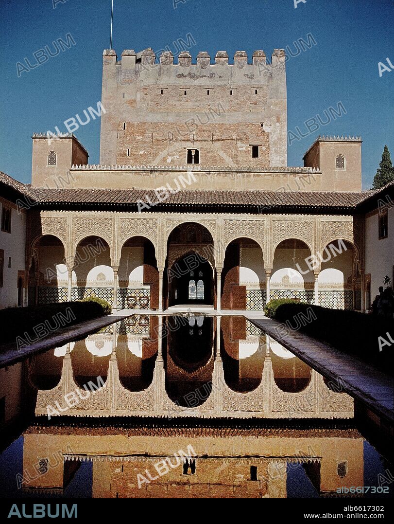 ESTANQUE CON LA TORRE COMARES AL FONDO - SIGLO XIV.