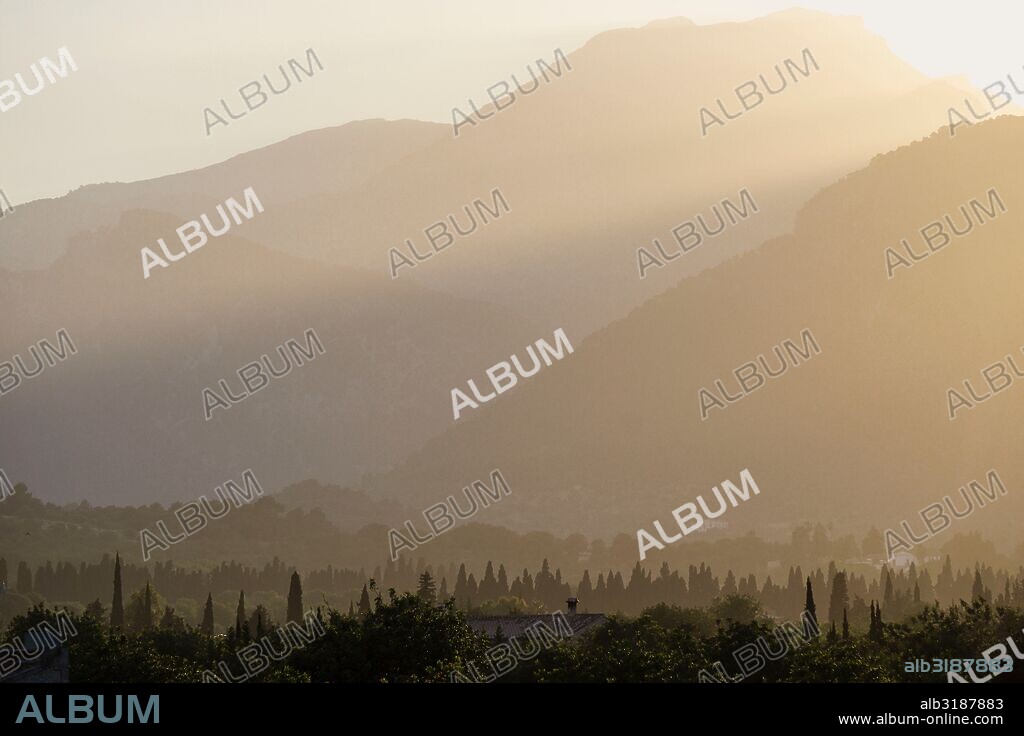 neblina al atardecer frente al puig de Tossals Verds, 1047 metros, desde la zona de Campanet,  Mallorca, balearic islands, spain, europe.