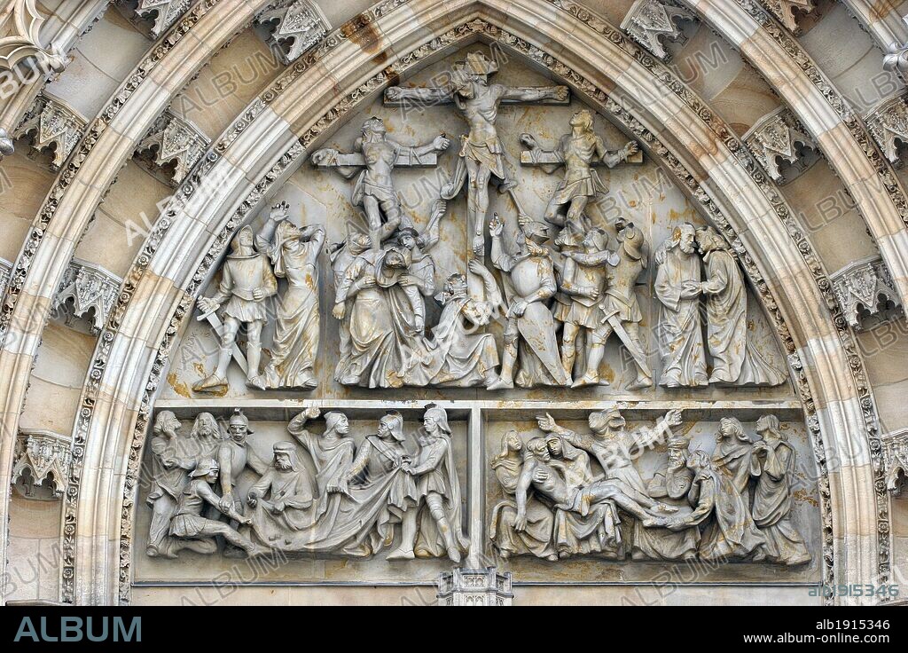 ARTE NEOGOTICO. S. XIX. REPUBLICA CHECA. CATEDRAL DE SAN VITO. Detalle del tímpano decorado de la Fachada Oeste, con la representación de la Crucifixión de Cristo. Recinto del Castillo. Praga. República Checa. Centro Europa.