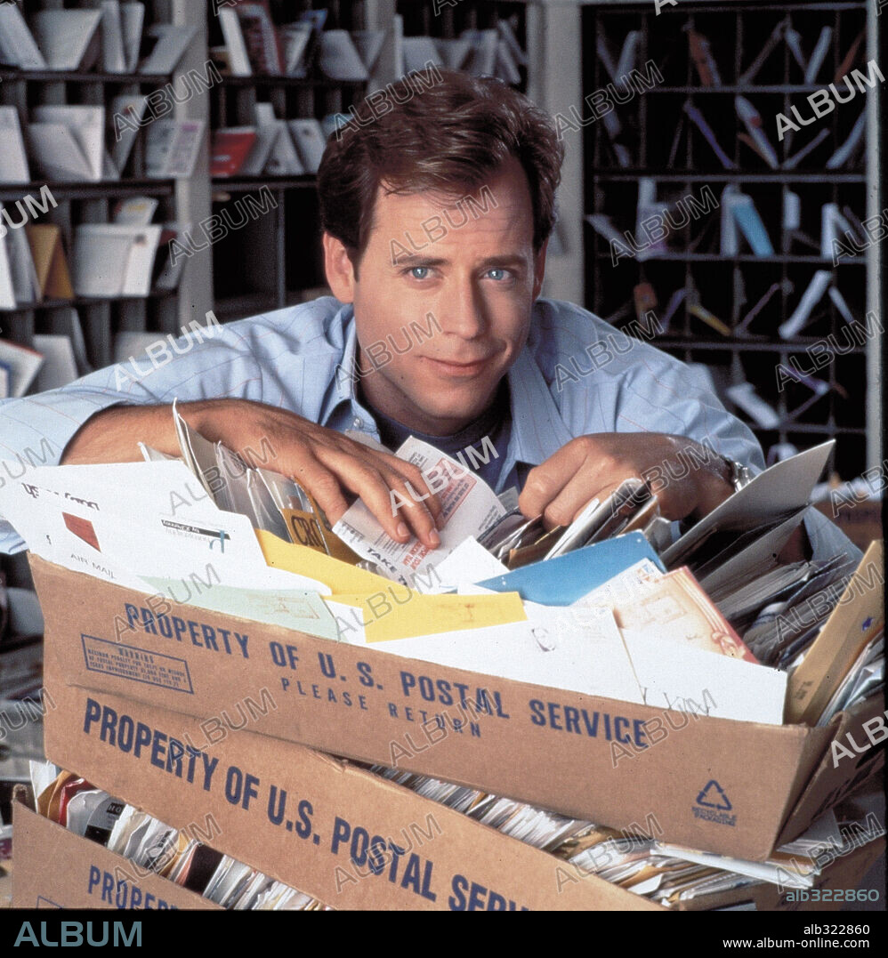 GREG KINNEAR en TIMADOR CON ALAS, 1996 (DEAR GOD), dirigida por GARRY MARSHALL. Copyright BATZDORFF, RON.