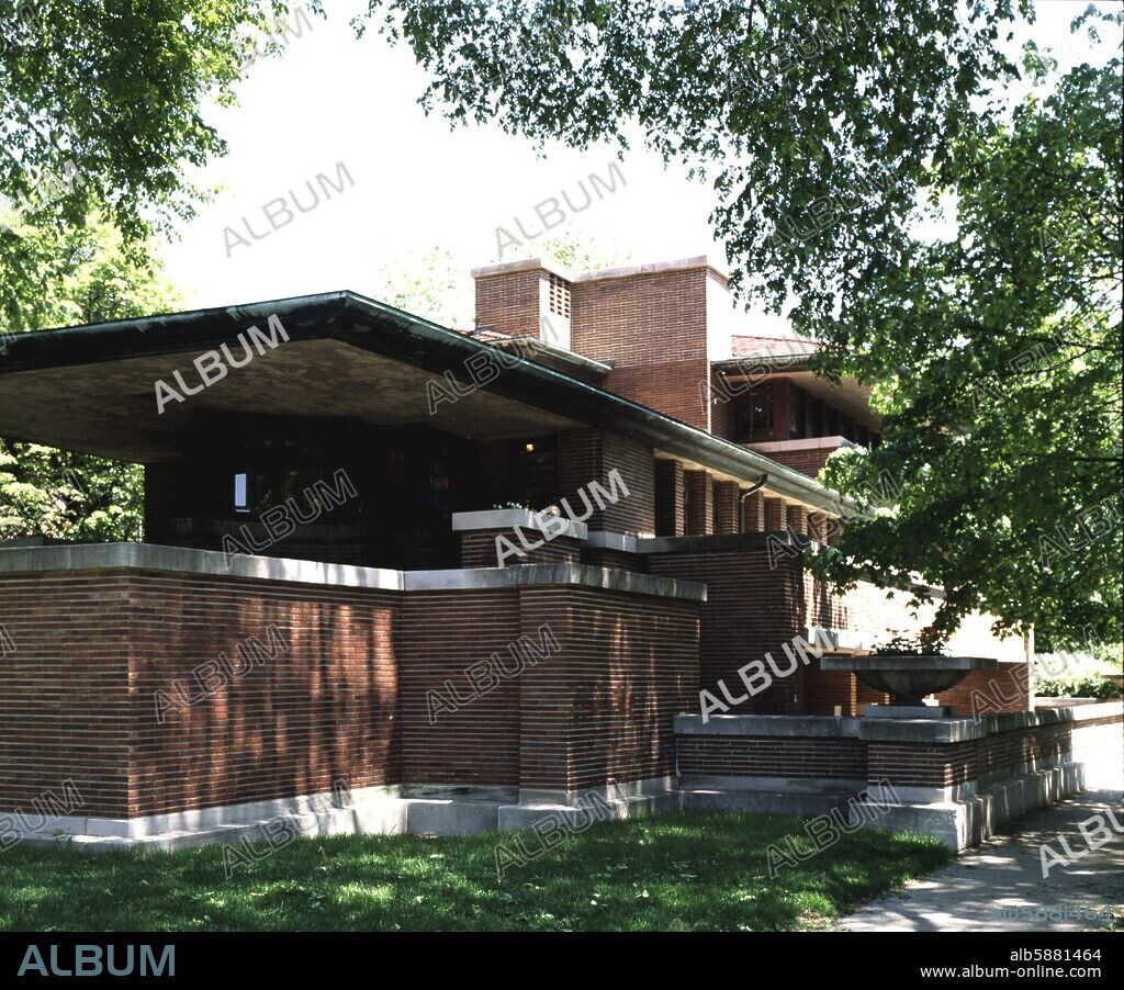 FRANK LLOYD WRIGHT. ROBIE HOUSE, PRIVATE HOUSE (1909) ROBIE HOUSE, PRIVATE HOUSE OBLIQUE EXTERIOR.
