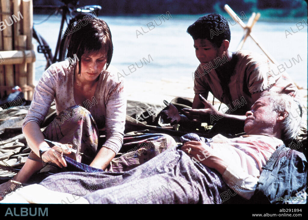 PATRICIA ARQUETTE in BEYOND RANGOON, 1995, directed by JOHN BOORMAN. Copyright PLESKOW/SPIKINS / RUBENSTEIN, BILL.