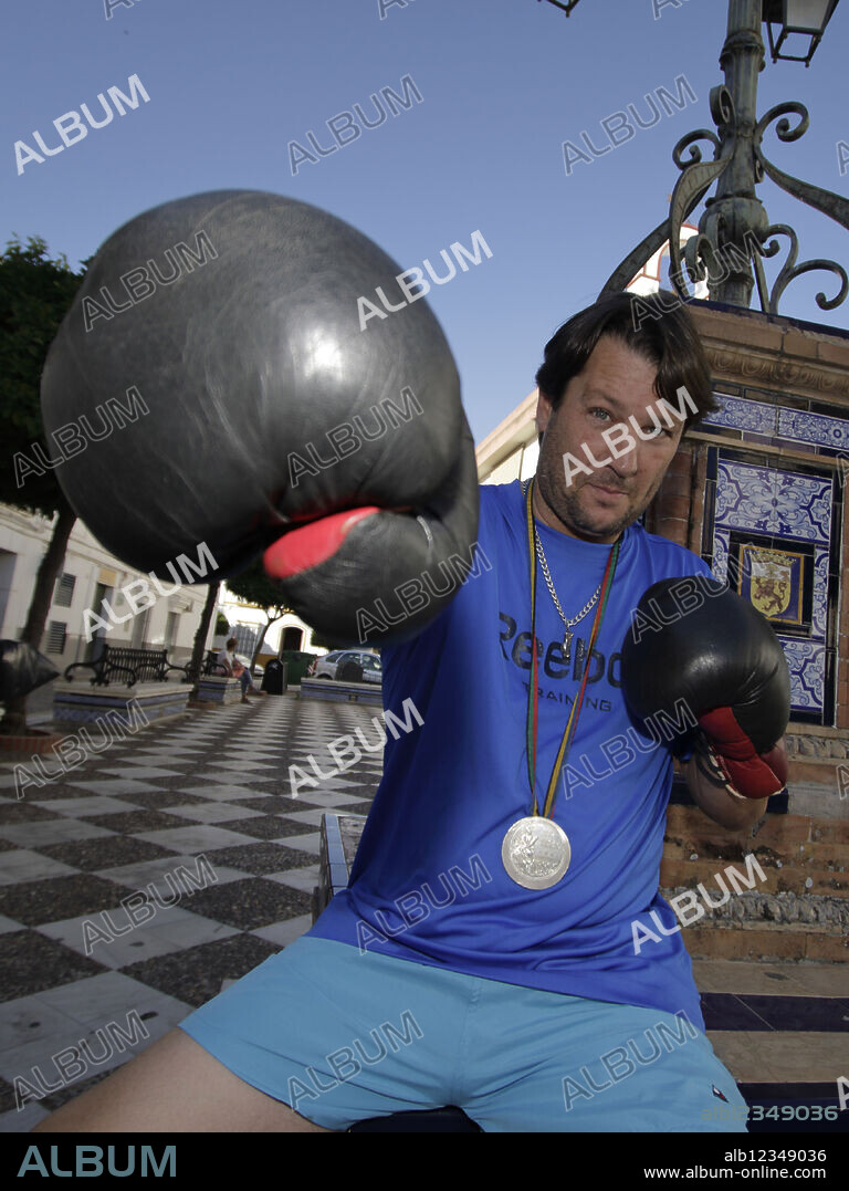 Marchena (Sevilla), 02/07/2017. Entrevista al boxeador Faustino Reyes, medallista olímpico en Barcelona 92, que posa con la medalla. Foto: Juan Flores ARCHSEV.