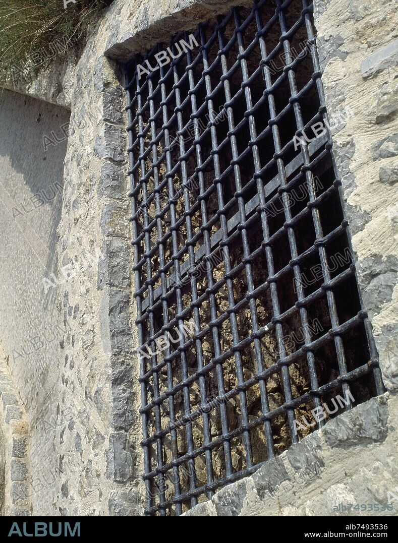 REJA EN LA MURALLA.