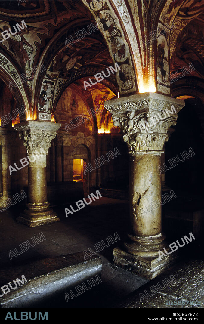 Iglesia de San Isidro, interior, panteón familiar. (arquitectura gótica) Camino de Santiago.