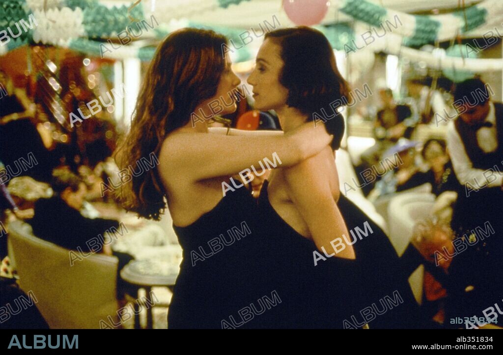 Kristin Scott-Thomas y EMMANUELLE SEIGNER. EMMANUELLE SEIGNER y KRISTIN SCOTT THOMAS en LUNAS DE HIEL, 1992 (BITTER MOON), dirigida por ROMAN POLANSKI. Copyright TRI STAR PICTURES.