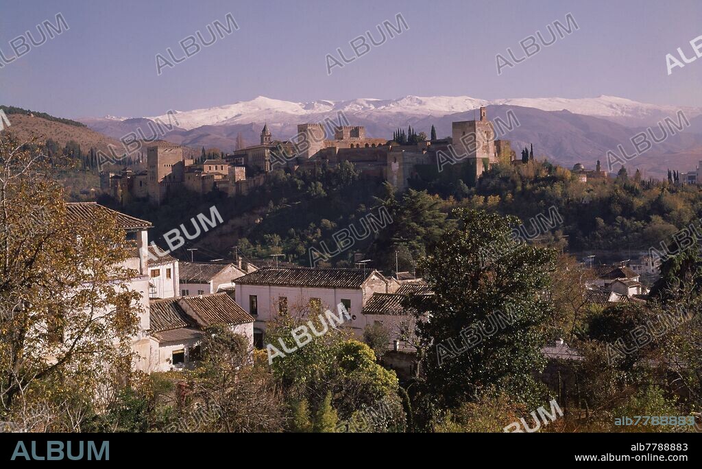 VISTA GENERAL DE LA ALHAMBRA CON SIERRA NEVADA DETRAS CON NIEVE - FOTO AÑOS 60.