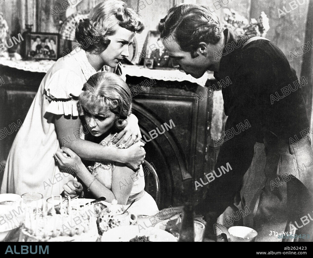 KIM HUNTER, MARLON BRANDO and VIVIEN LEIGH in A STREETCAR NAMED DESIRE, 1951, directed by ELIA KAZAN. Copyright WARNER BROTHERS.