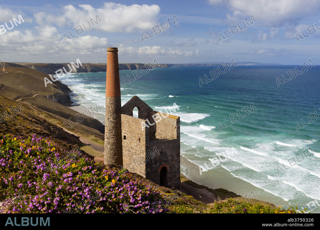 Ruins of Wheal Coates Tin Mine engine house, near St Agnes, Cornwall, England.