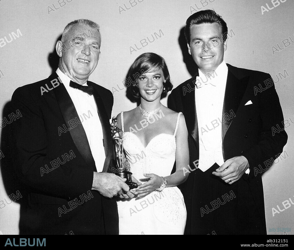 FRANKLIN E. MILTON, NATALIE WOOD, ROBERT MILTON and ROBERT WAGNER. The 32ª Academy Awards / 1960. 
Natalie Wood and Robert Wagner, Oscar night´s presenters, with Franklin E. Milton winner of the best sound award for "Ben-Hur". 1960