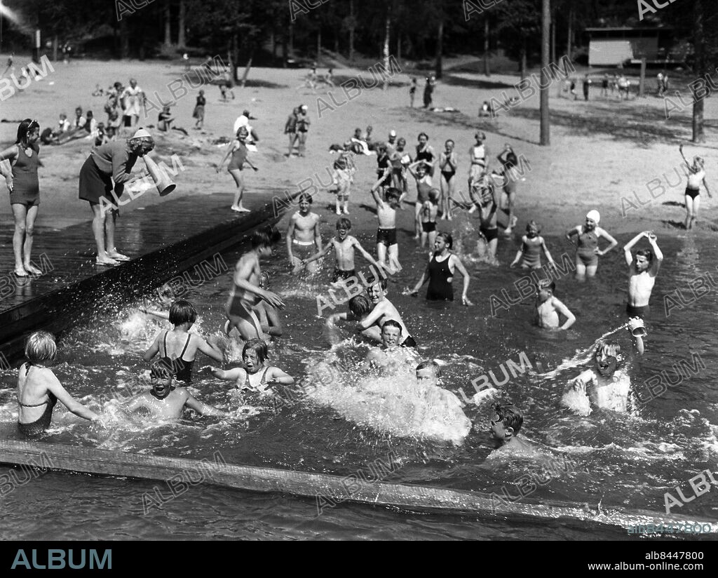 ARKIV 1938 . Badande barn vid Flatenbadet i Nacka utanför Stockholm.. Foto: TT / Kod 1900.