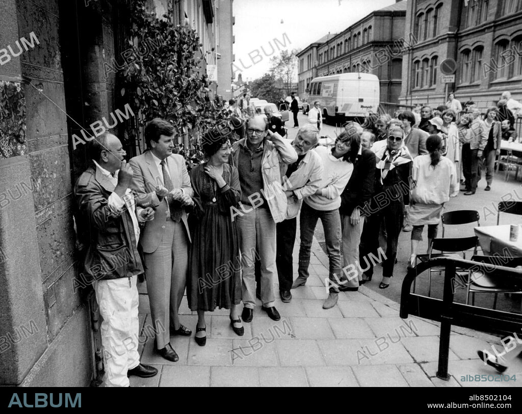 Stockholm 1983-06-18. Författaren Svante Foersters minnesskylt på Kvarngatan 20 avtäcks av bl.a. Mats Hellström, Per Ahlmark och samt vänner och grannar. Foto: Kjell Dike / SvD / TT / kod 12014.