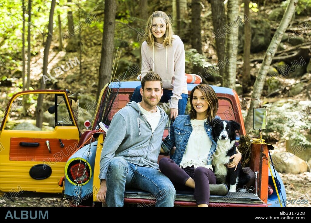 CAMILLA LUDDINGTON, KAITLYN BERNARD and OLIVER JACKSON-COHEN in THE HEALER, 2017, directed by PACO ARANGO. Copyright ESP-62 Producciones, Topsail Entertainment.