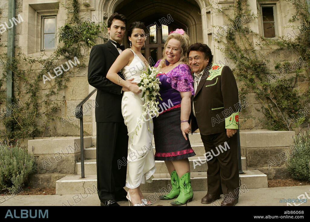DANNY DEVITO, KATHY BATES, NEVE CAMPBELL and RON LIVINGSTON in RELATIVE STRANGERS, 2006, directed by GREG GLIENNA. Copyright GARLIN PICTURES/EQUITY PICTURES MEDIENFONDS GMBH & CO.KG.