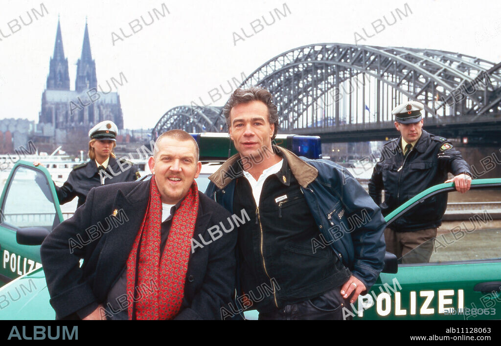 New investigative team in the crime series "Tatort" Cologne, Dietmar Bär, Klaus J. Behrendt in front of the Hohenzollern Bridge and the Cathedral in Cologne, Germany 1997. (original german headline: "Tatort" Köln mit neuer Besetzung).