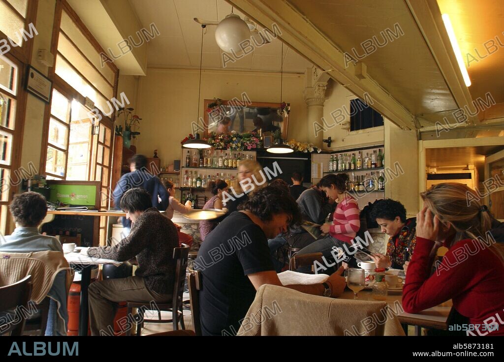 Barrio de El Borne (el más "fashion" y bohemio de la ciudad antigua); Bar / Café "El Rosal" un domingo en la mañana.