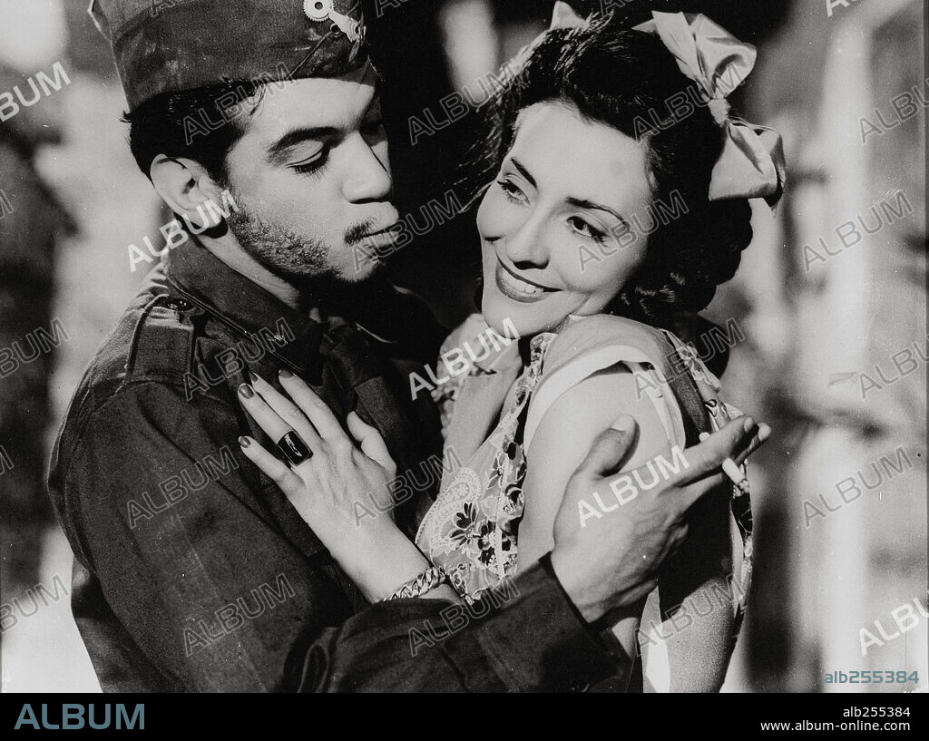 CANTINFLAS y CAROLINA BARRET en A VOLAR, JOVEN, 1947, dirigida por MIGUEL M. DELGADO. Copyright POSA FILMS, S.A.