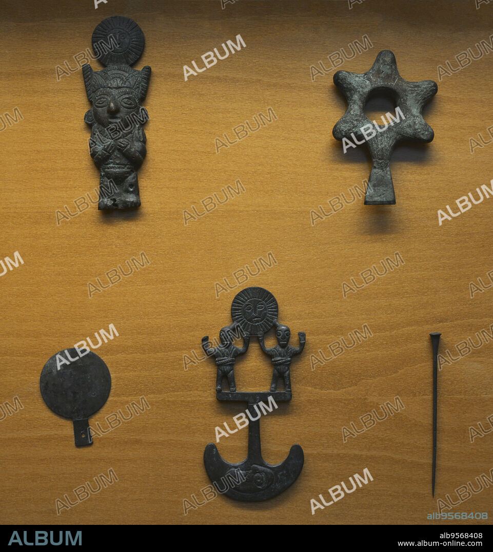 Objetos metálicos pertenecientes a los restos funerarios de la momia de un joven de la Cultura Chancay. Siglo XVI. Costa Central del Perú. Museo Arqueológico do Carmo. Lisboa. Portugal.