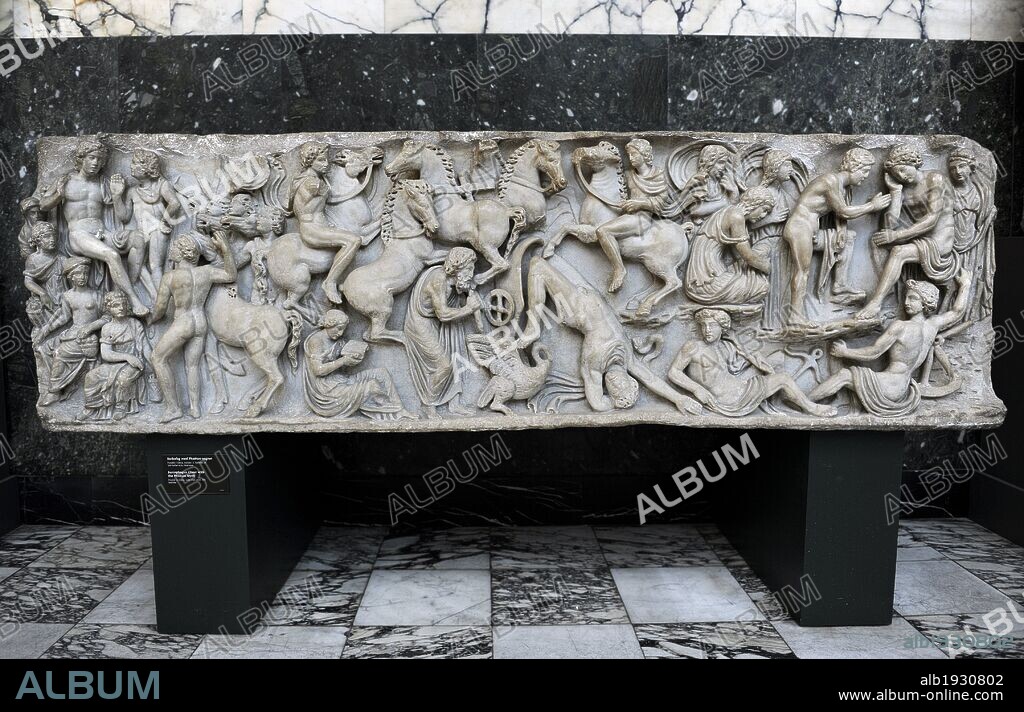 ARTE ROMANO. ITALIA. SARCOFAGO donde se representa en sus relieves el mito de FAETON o FAETONTE. Hijo de Helios, un día condujo el carruaje solar. Pieza procedente de Ostia. S. II d. C. Italia. Mármol. Museo Carlsberg Glyptotek. Copenhague. Dinamarca. Norte Europa.