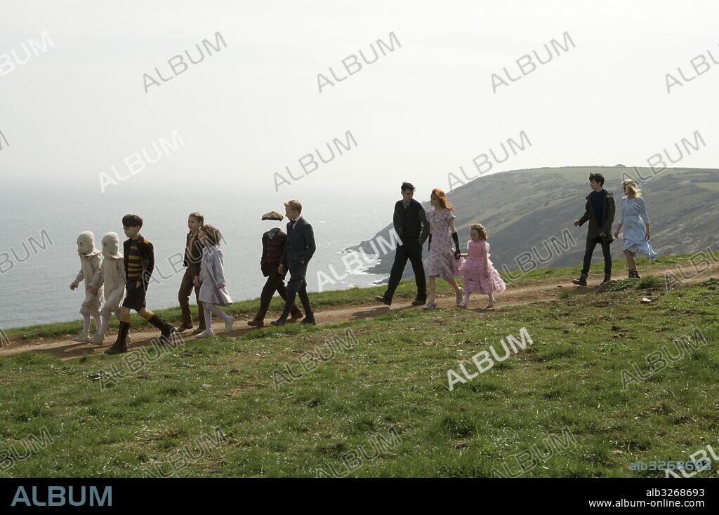 JOSEPH ODWELL, MILO PARKER, PIXIE DAVIES, RAFFIELLA CHAPMAN and THOMAS ODWELL in MISS PEREGRINE'S HOME FOR PECULIAR CHILDREN, 2016, directed by TIM BURTON. Copyright CHERNIN ENTERTAINEMENT/ ST. PETERSBURG CLEARWATER FILM COMMI.