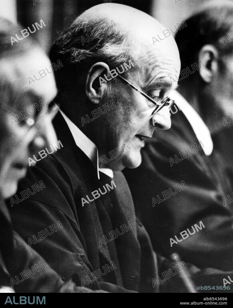 Orig. bildtext... JUDGEMENT DAY FOR THE NAZIS. Lord Justice Lawrence today summed. The German High Command and General Staff were cleared, but the Gestapo was found guilty on the charge that they were criminal organisation, at the War Criminals Trial at Nuremberg. Photo shows: Lord Justice Lawrence, the British presiding judge, is seen reading part of the verdict of the international Military Tribunal on the 21 Nazi Leaders in the Palace of Justice, Nuremberg today. Anm. Domare Nürnbergprocessen persons: Geoffrey Lawrence sites: NÜRNBERG ;TYSKLAND ;USA*.