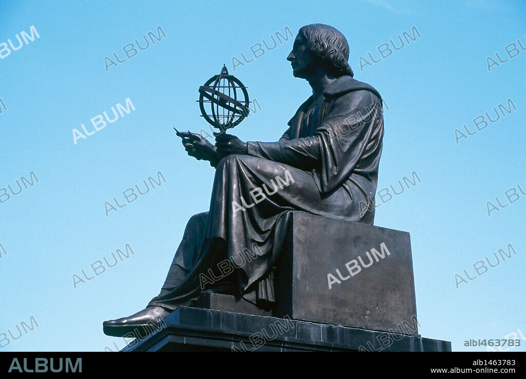 NICOLAS COPERNICO (1473-1543). Astrónomo polaco. ESTATUA DE COPERNICO, realizada en 1830 por Bertel THORVALDSEN, frente a la Academia de las Ciencias. VARSOVIA. Polonia.