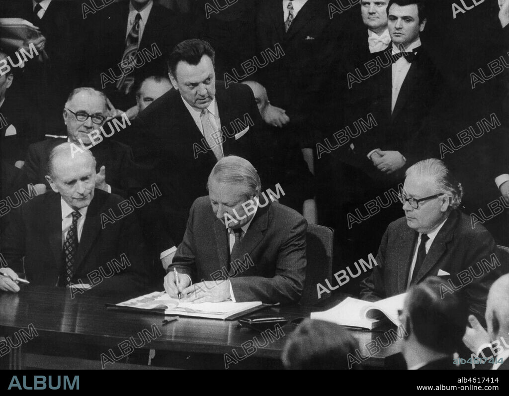 Bruselas. Firma del acuerdo de ampliación del mercado común europeo a diez estados. Edward Heath (1916-2005), primer ministro británico, Alec Douglas-Home (1903-1995), secretario de estado británico, y Geoffrey Rippon (1924-1997), político británico, durante el acto de firma de adhesión de Inglaterra. Enero de 1972. Foto Keystone.