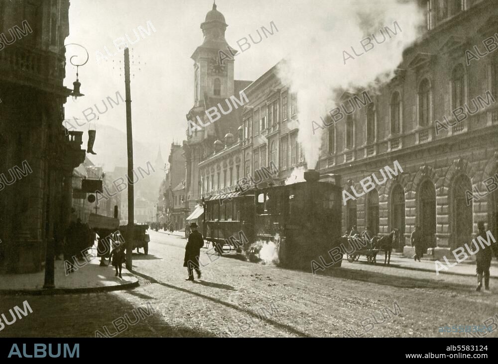 Kronstadt, rum. Brasov (Rumänien), Klostergasse. Stadtbahn in der Klostergasse mit römisch-katholischer Kirche. Im Hintergrund die Schwarze Kirche. Foto, 1917.
