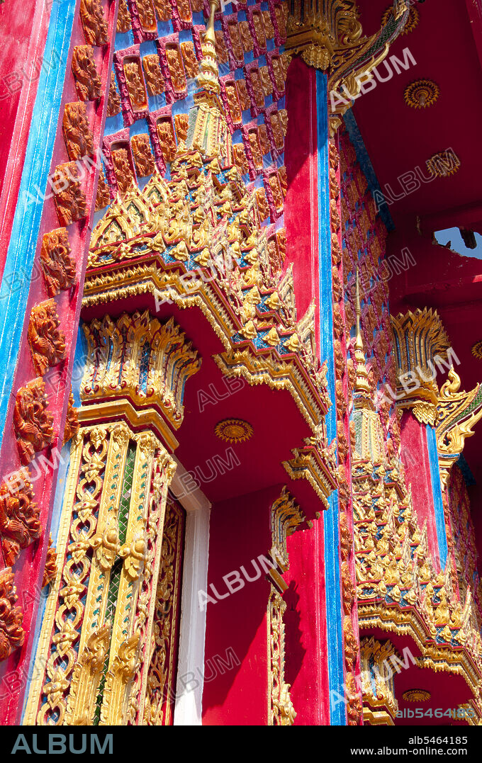 Wat Phra Nang Sang was founded in the 19th century by a local lady of good family, hence the name, phra nang sang, meaning ‘built by the revered lady’. Her real name seems to have been forgotten. According to local lore, she travelled to Sri Lanka on a pilgrimage and, to give thanks on her safe return, she sponsored the building of this temple. Later she fell foul of a local ruler who ordered her head cut off, only to find her blood flowed white with purity.