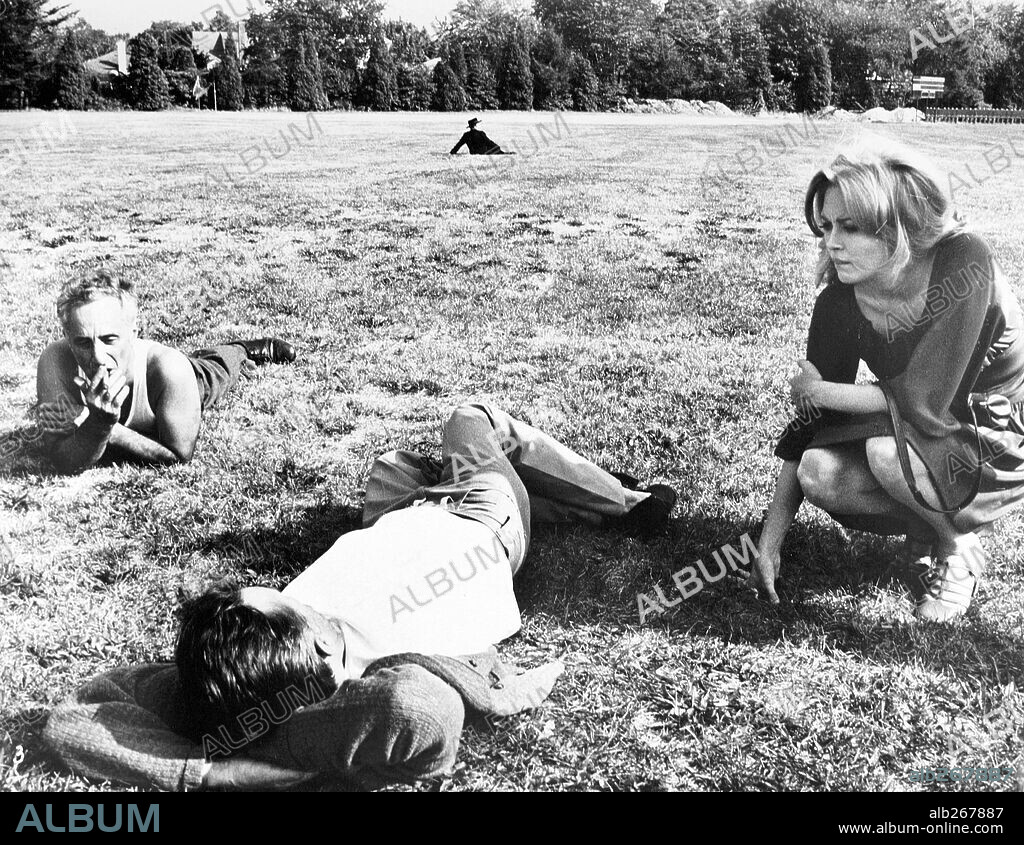 ELIA KAZAN, FAYE DUNAWAY and KIRK DOUGLAS in THE ARRANGEMENT, 1969, directed by ELIA KAZAN. Copyright ELIA KAZAN PROD / WARNERS.