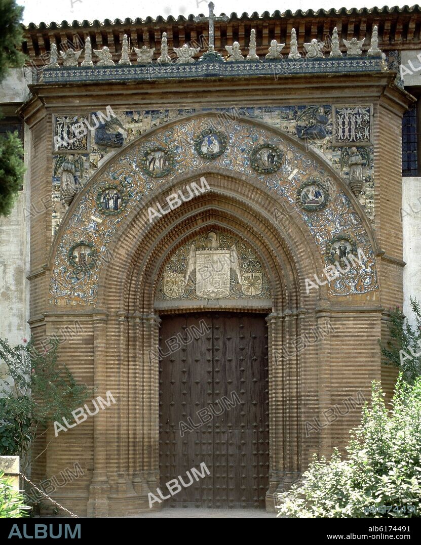 NICULOSO PISANO / MILLAN PEDRO. PORTADA GOTICO MUDEJAR DE ARCO APUNTADO CON TRES ARQUIVOLTAS Y CERAMICA DE LUCCA DELLA ROBBIA INTERPRETADA POR NICULOSO PISANO - SIGLO XVI.