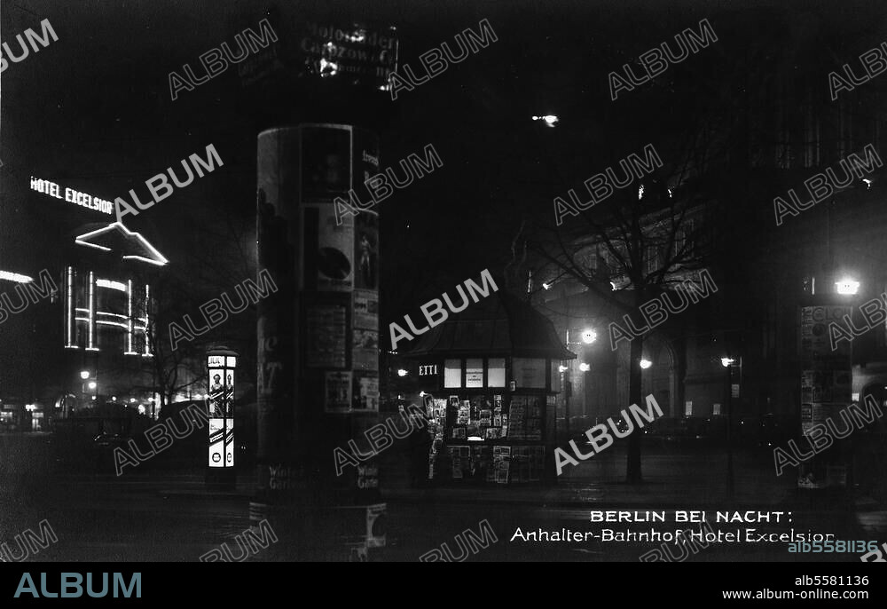 Berlin, Anhalter Bahnhof. (1874-80 erbaut von Franz Schwechten). "Berlin bei Nacht: Anhalter Bahnhof, Hotel Excelsior". Fotopostkarte, undat. (um 1925).