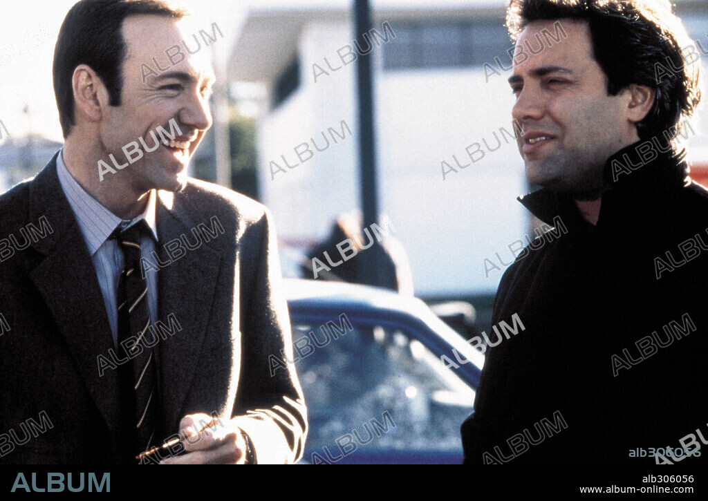 KEVIN SPACEY y SAM MENDES en AMERICAN BEAUTY, 1999, dirigida por SAM MENDES. Copyright TM & DREAMWORKS / SEBASTIAN, LOREY.