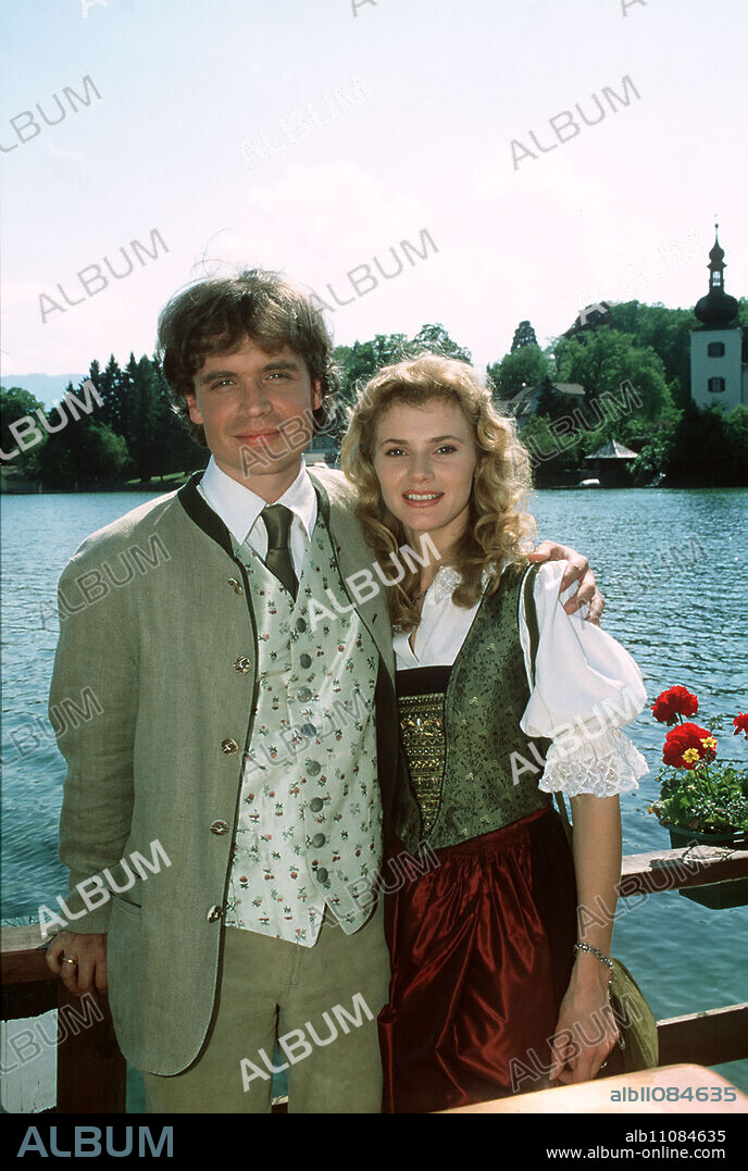Sissy Hofer (ANDREA LAMATSCH) - here with Georg Brandner (SASCHA WUSSOW) - has her hands full with the opening of the wildlife park. A charming guest, Count Moritz von Altenberg, is staying at the castle hotel. Director: Claus Peter Witt aka. The Fairytale Prince / Title: SCHLOSSHOTEL ORTH / Austria 1998.