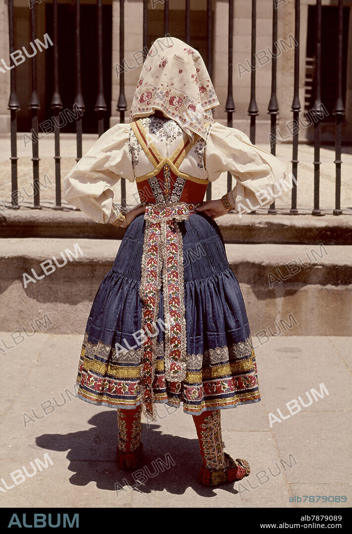 TRAJE REGIONAL DE MOZA LAGARTERANA (TOLEDO).