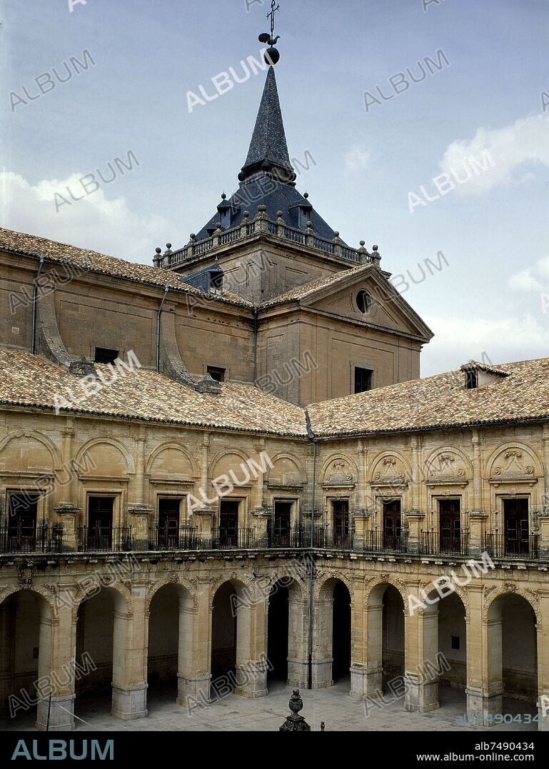CLAUSTRO CON EL CIMBORRIO DEL CRUCERO DE LA IGLESIA.